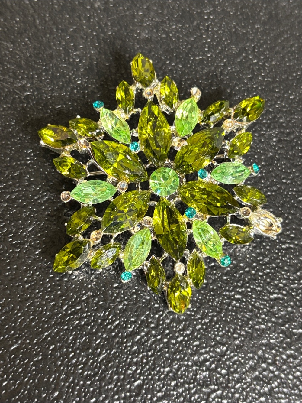 Statement Holiday Green Crystal Floral Brooch Pin - Unbranded